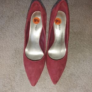 Burgandu Suede pumps